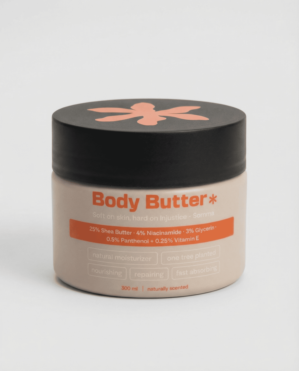 Natuurlijke body butter van eerlijk geproduceerde shea. Hydrateert intens en versterkte de huidbarrière. Parfumvrij en vegan.