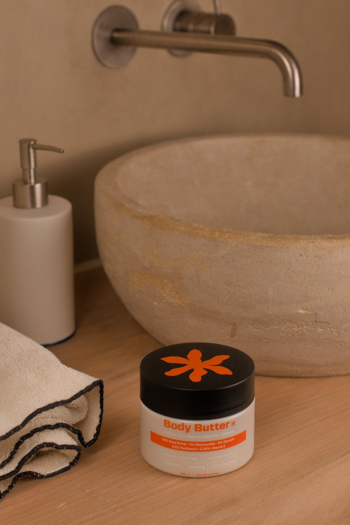 Natuurlijke body butter van eerlijk geproduceerde shea. Hydrateert intens en versterkte de huidbarrière. Parfumvrij en vegan.