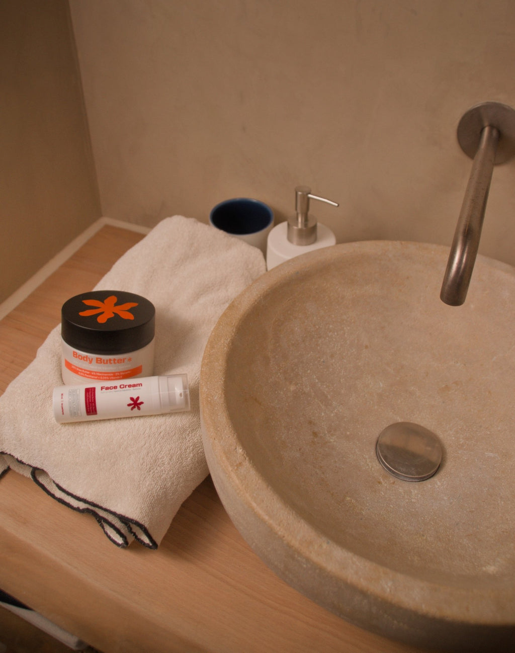 Natuurlijke skincare set van eerlijk geproduceerde shea. Hydrateert intens en versterkt de huidbarrière. Parfumvrij en vegan.