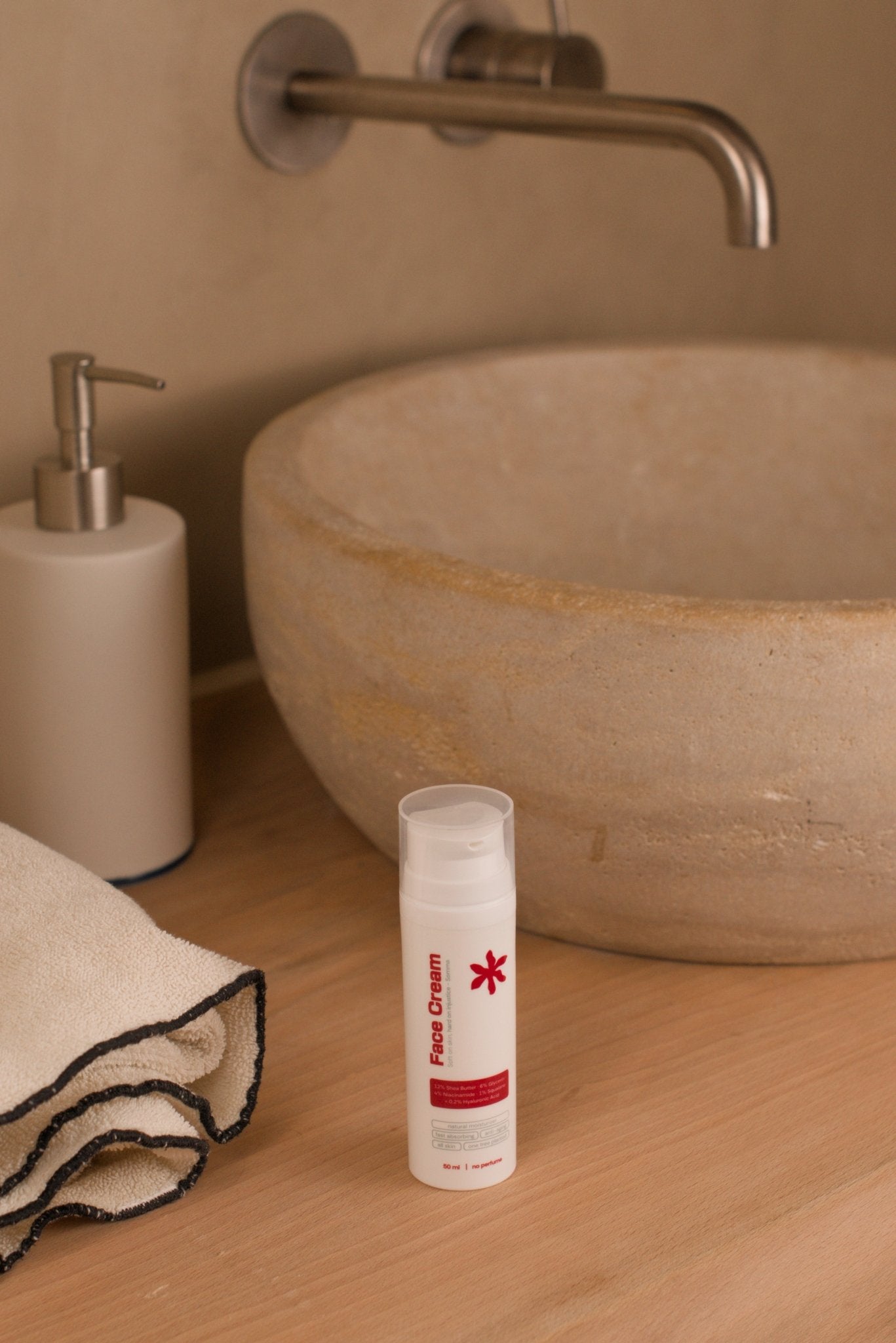 Natuurlijke gezichts moisturiser van shea. Hydrateert intens en versterkte de huidbarrière. Parfumvrij en vegan.